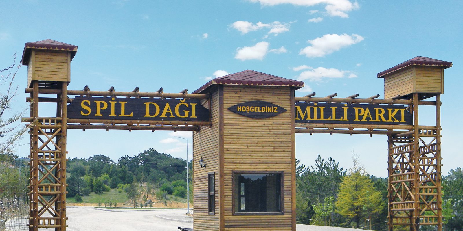 Spil Dağı Milli Parkı girişinde Ahşapçı imalatı ahşap giriş takı