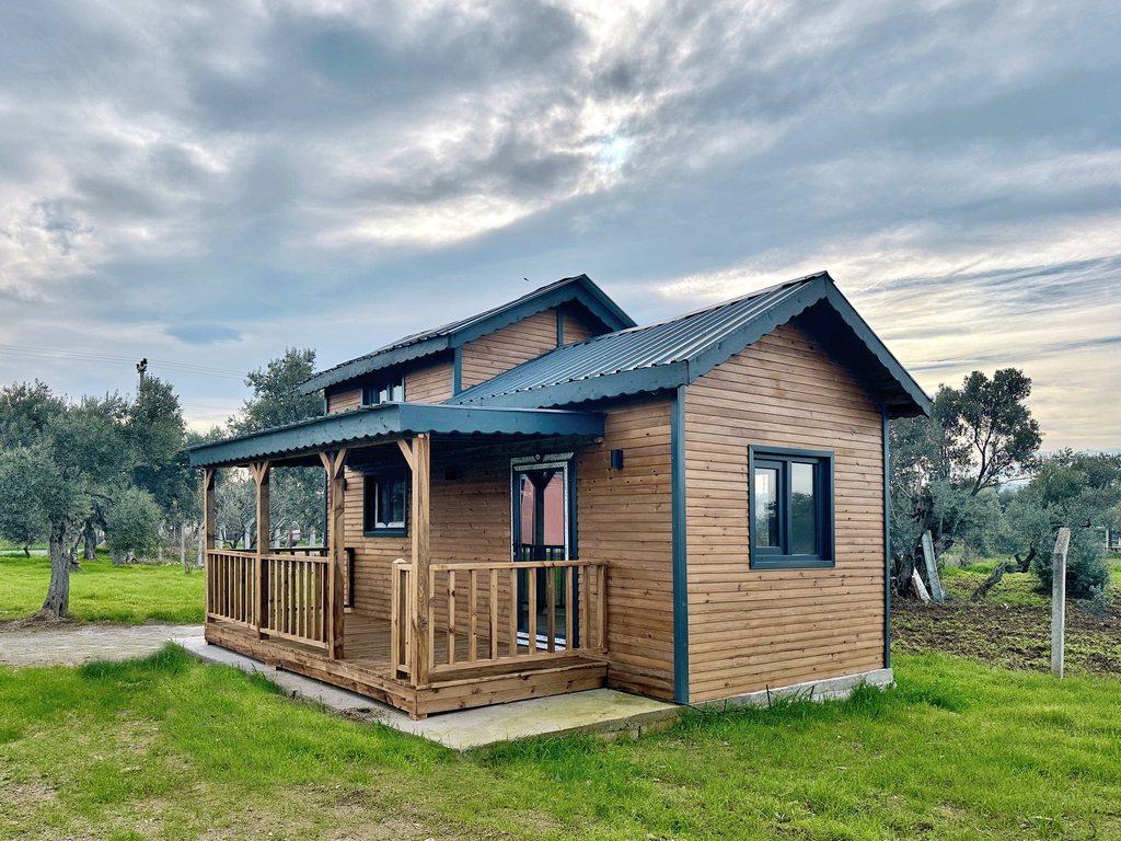 Zeytinlik içinde verandalı taşınabilir ahşap ev