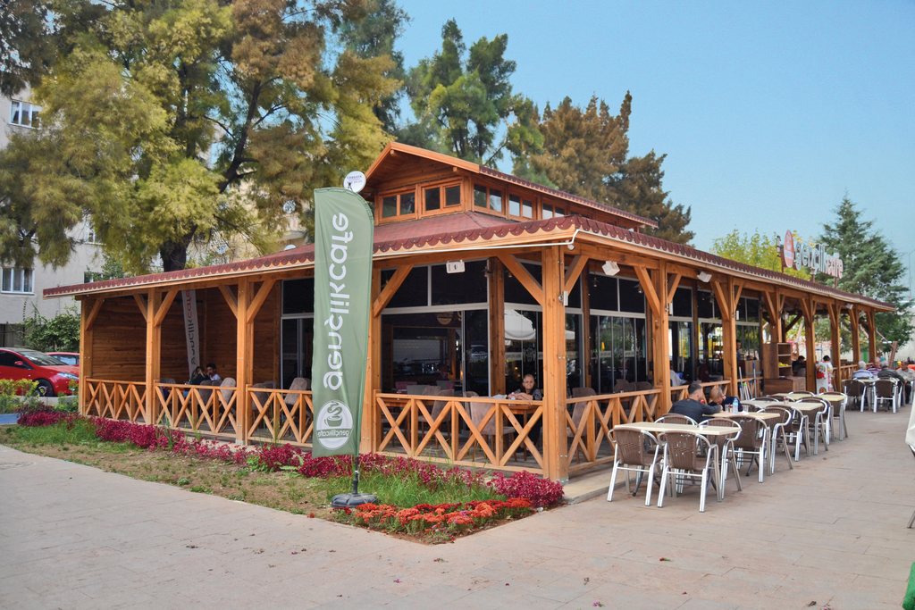 Ahşap kafe yapısı ve pergoleli açık oturma alanı
