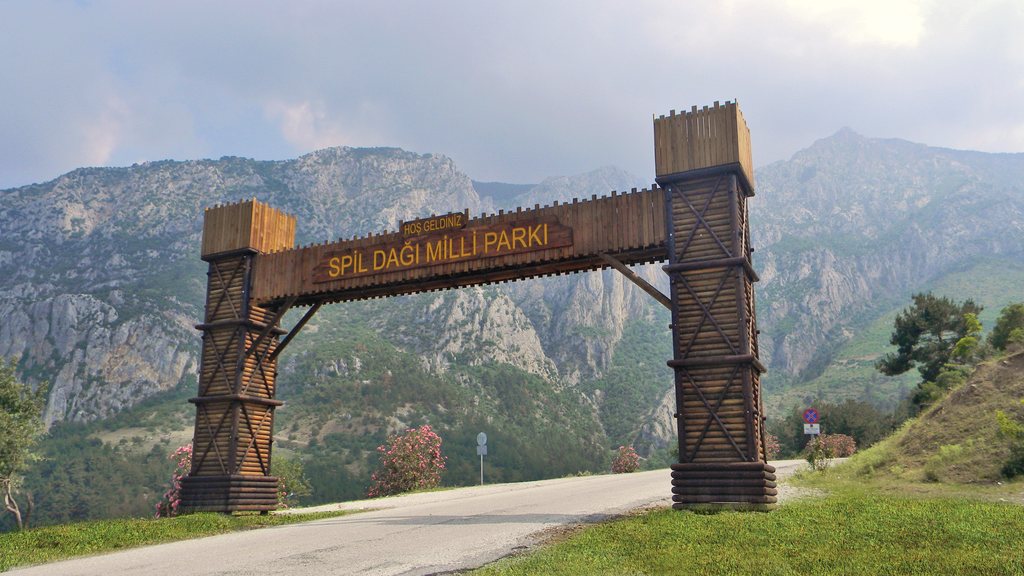 Spil Dağı Milli Parkı ahşap giriş takı