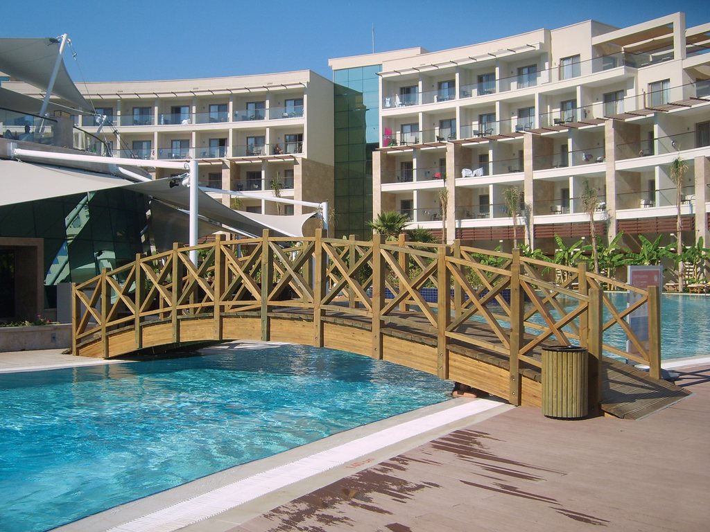 Otel havuzu üzerinde kemerli ahşap köprü