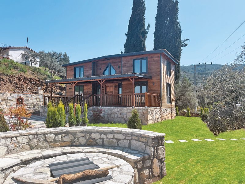 Selçuk / İZMİR'de teslim edilen KAPADOKYA — ahşap cephe, boydan boya veranda ve taş subasman