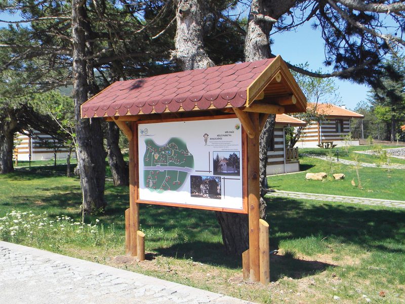 Çatılı Ahşap Tanıtım Tabelası